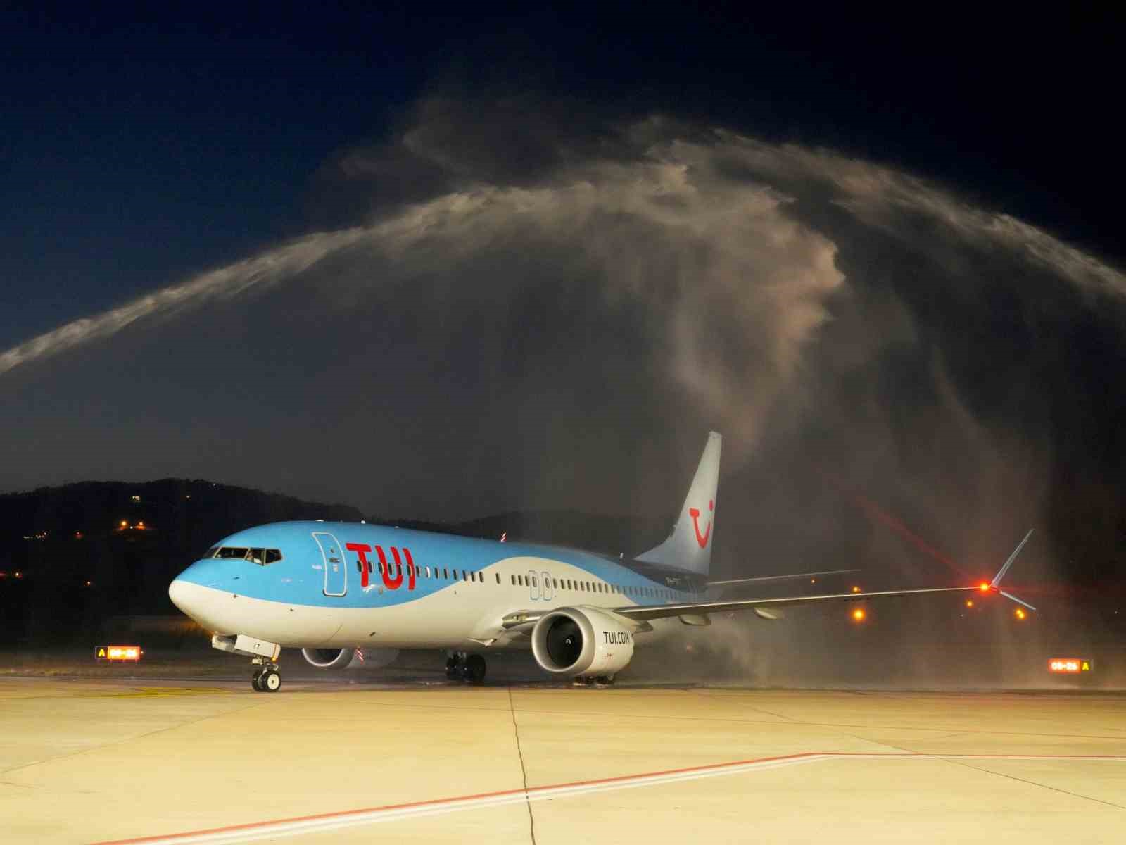 Amsterdam’dan Gazipaşa-Alanya Havalimanı’na ilk uçuş gerçekleştirildi: Karanfillerle karşılandı