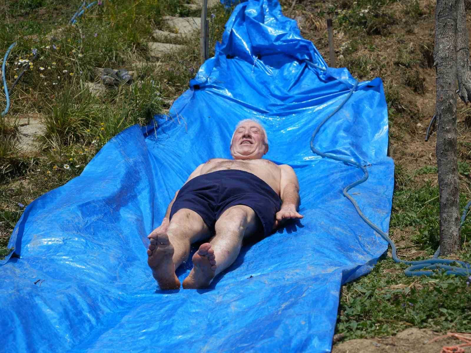 Köydeki evinin bahçesine kendi aquaparkını yaptı