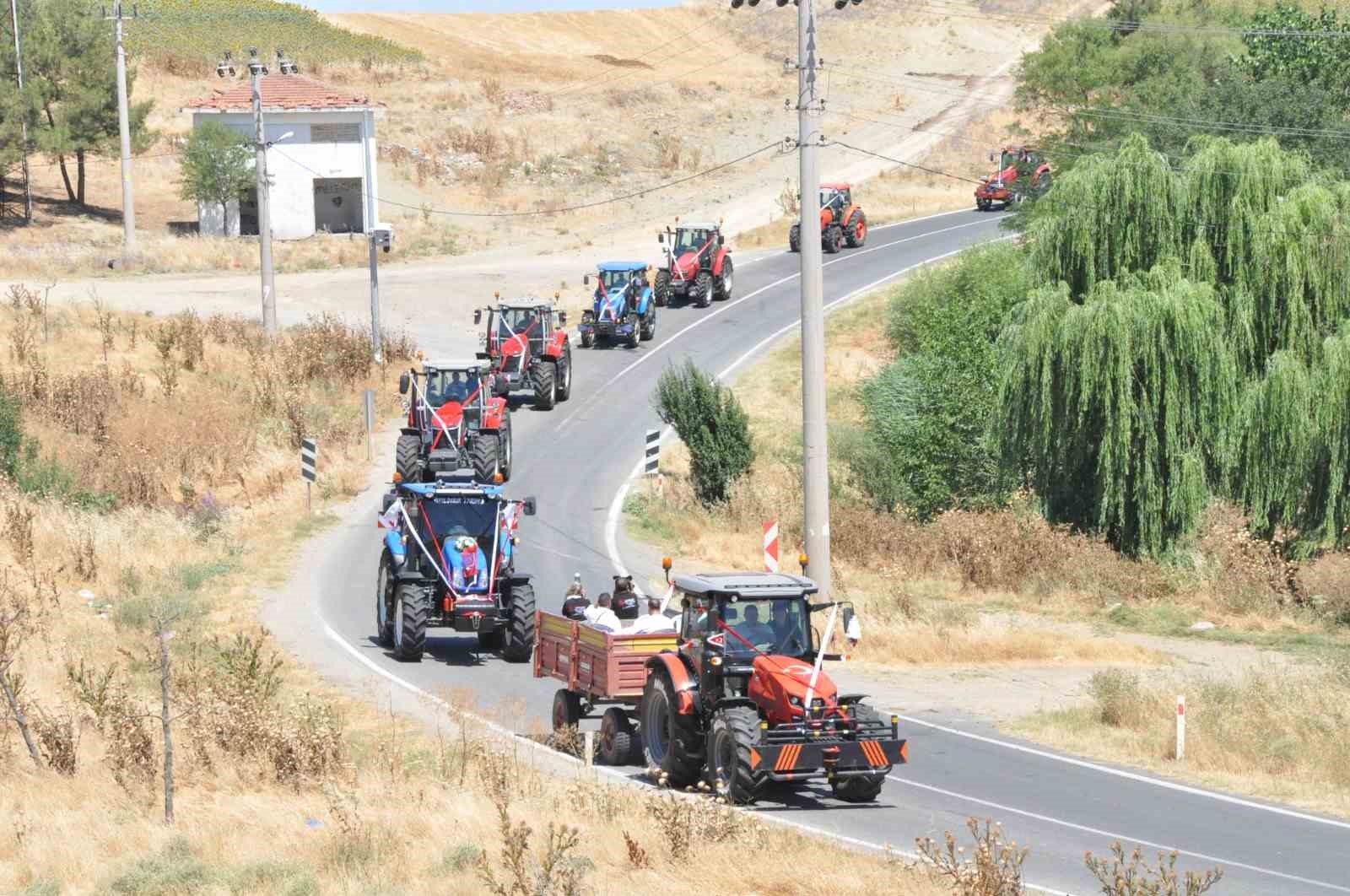 Traktör gelin arabası oldu: Konvoya 50 traktör katıldı