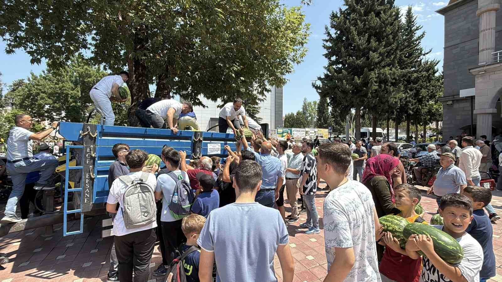 Dedesinin hayrına tonlarca karpuz dağıttı