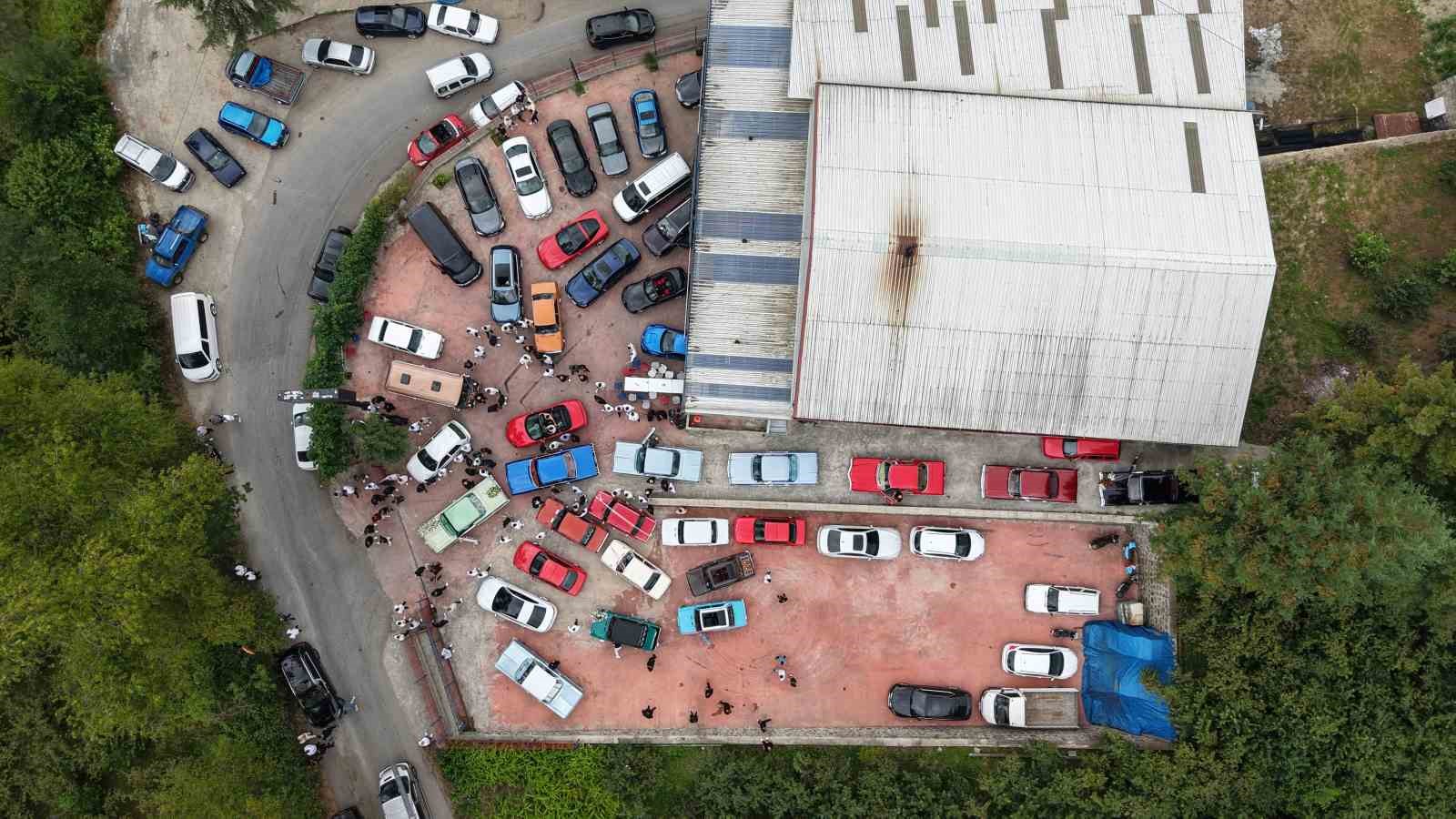 Klasik otomobillerle nostaljik düğün konvoyu