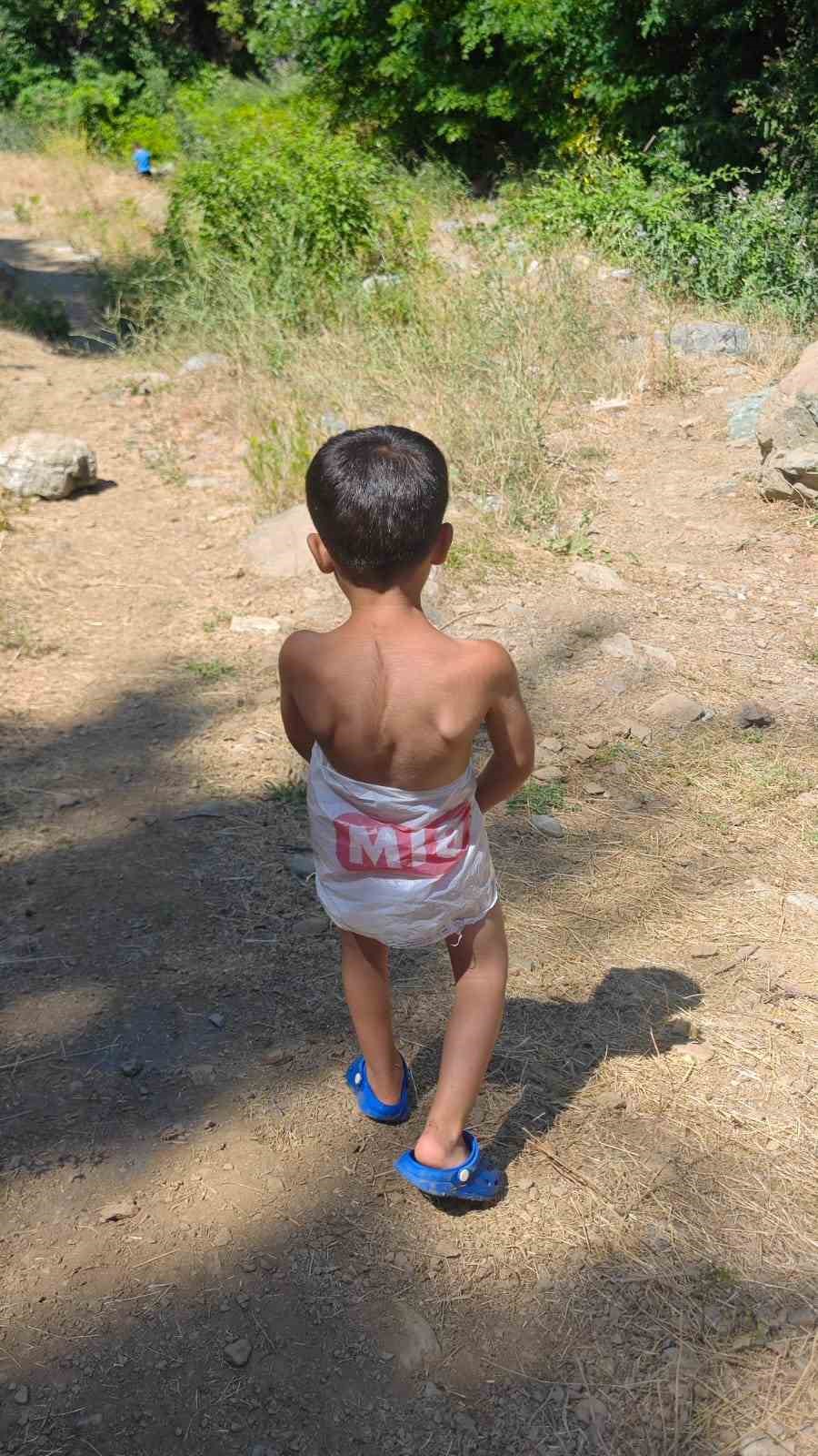 Serinlemek için market poşetini mayo yapıp suya girdi