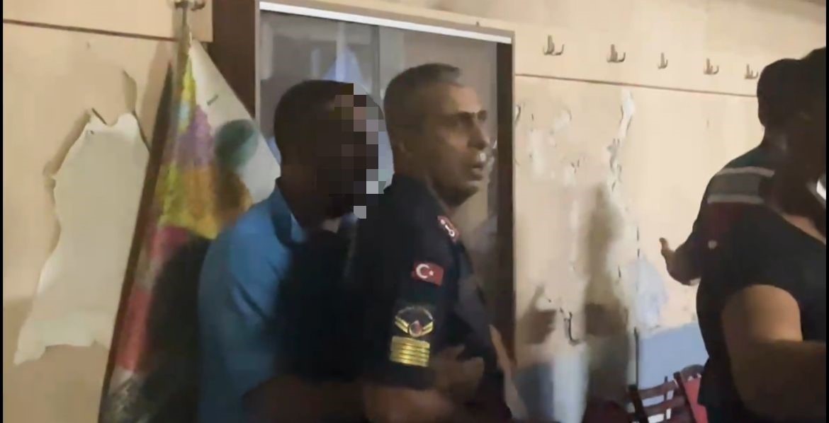 Yangın yerinde hırsızlık iddiası: Tekme tokat dövüldü