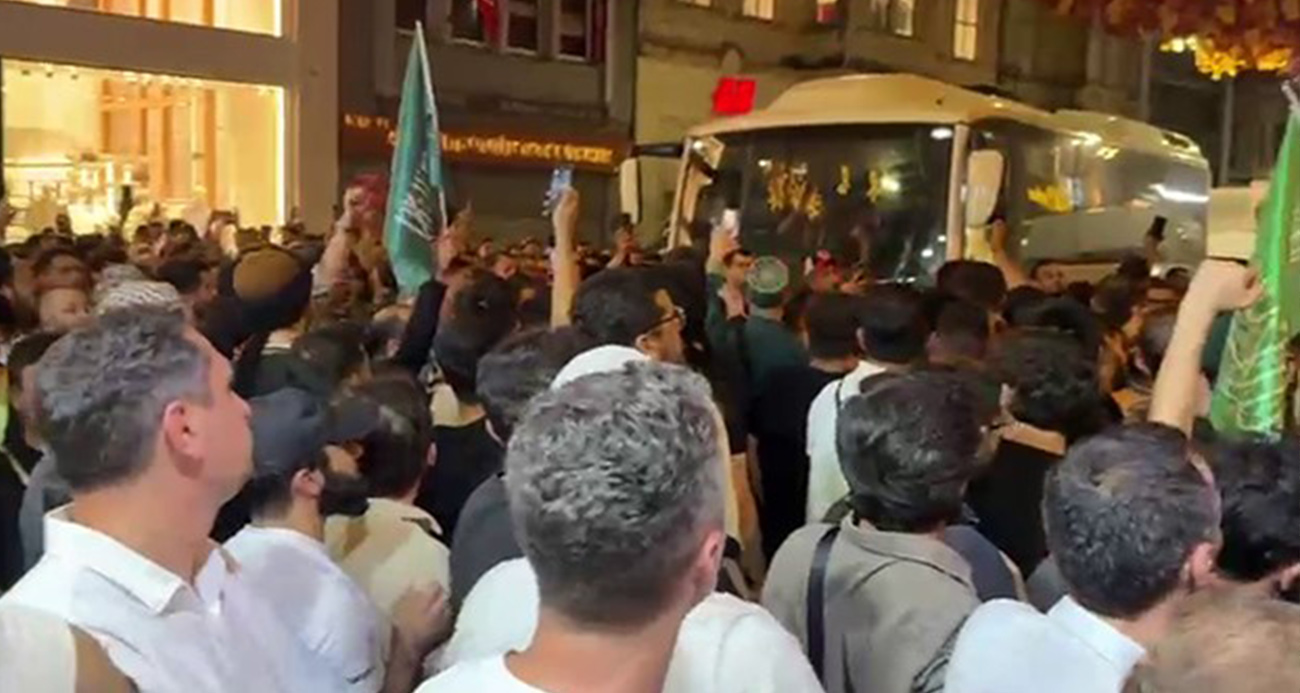 İstiklal Caddesi’nde toplanan grup, Leman dergisini protesto etti