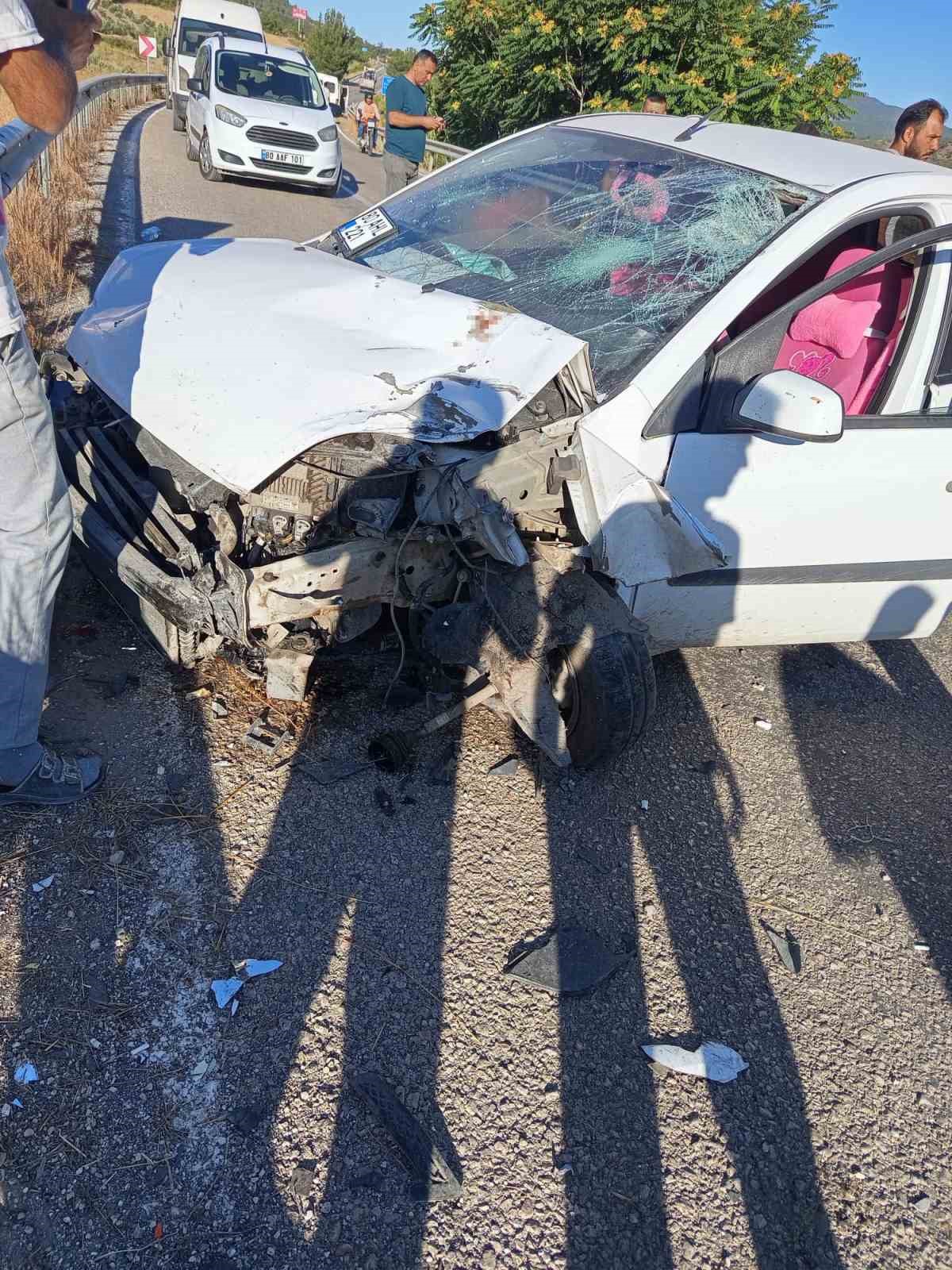 Otomobil ile motosiklet çarpıştı: 2 yaralı
