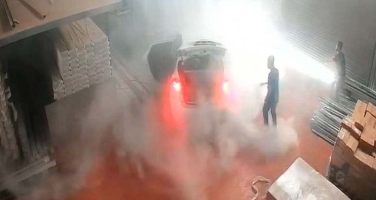 Park Halindeki Elektrikli Araçta Çıkan Yangın Saatlerce Söndürülemedi