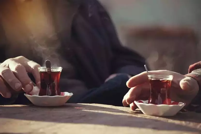 Van’da Sıcaklar Artıyor Ama Çay Sevdası Sürüyor