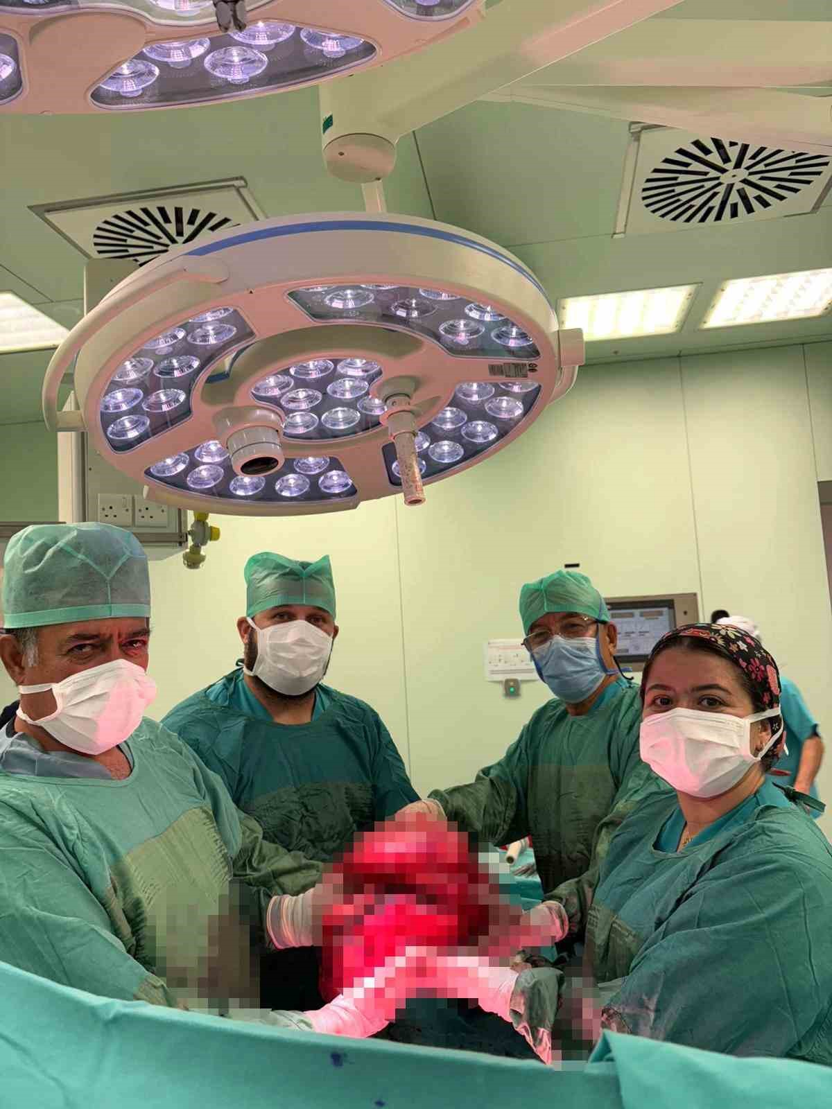 71 Yaşındaki Kadının Karnından 9 Kilo Kitle Çıkarıldı!