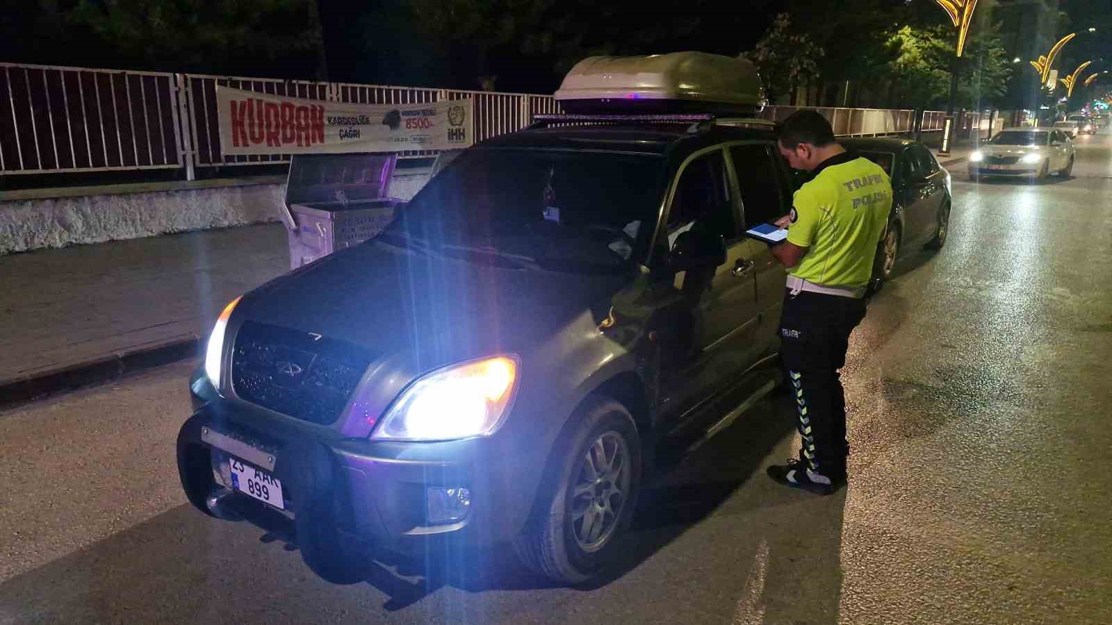 Trafik kurallarını ihlal eden 15 araç sürücüsüne para cezası