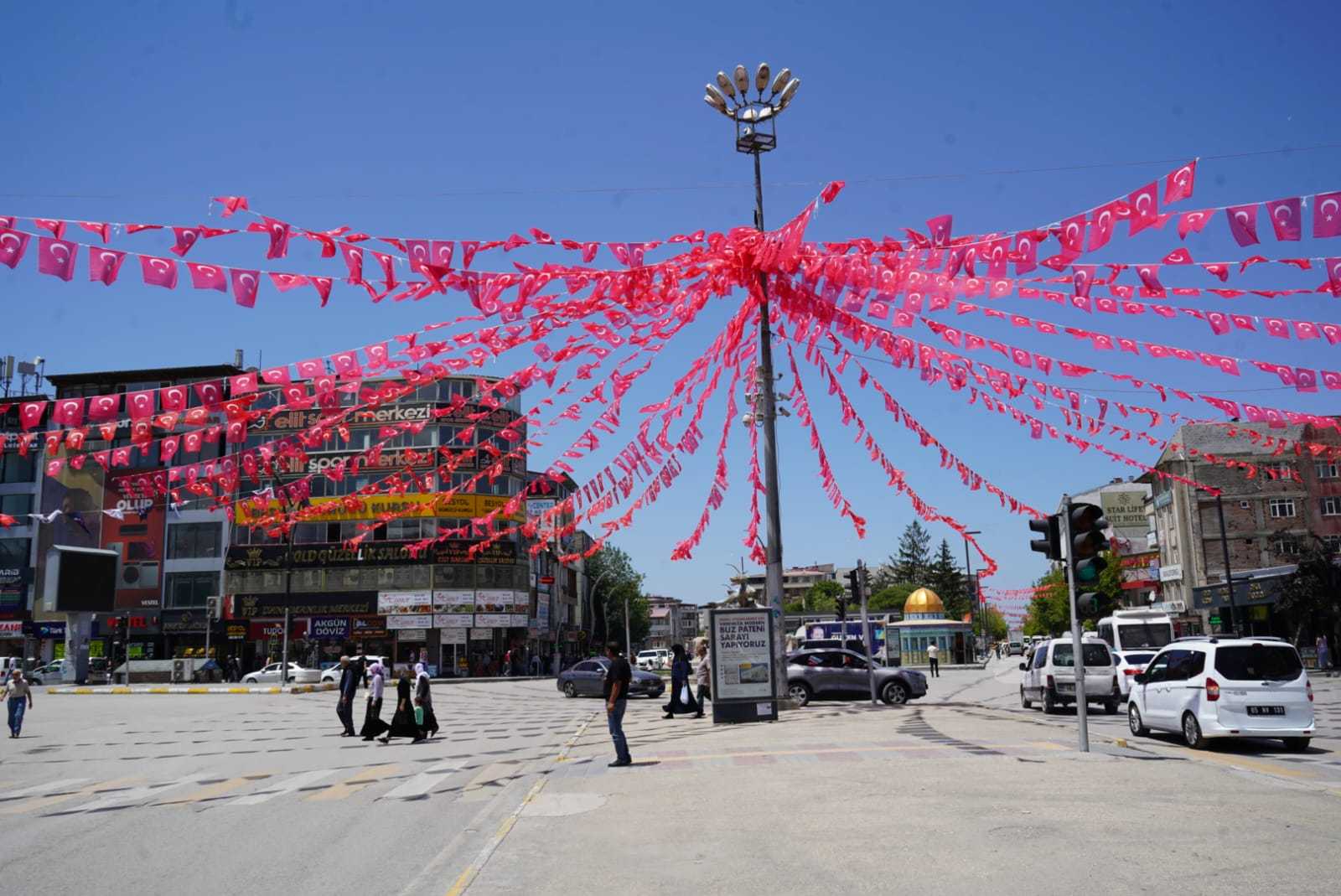 Van’da 15 Temmuz Hazırlıkları: Beşyol Türk Bayraklarıyla Donatıldı