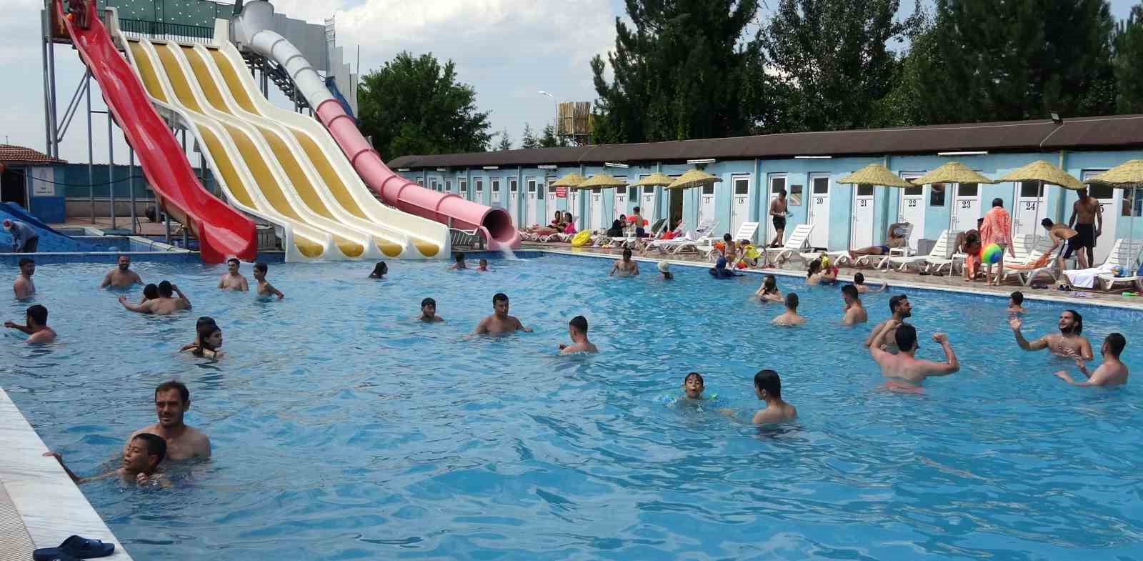 Kütahya’da sıcaklardan bunalanlar termal havuzlara akın ediyor