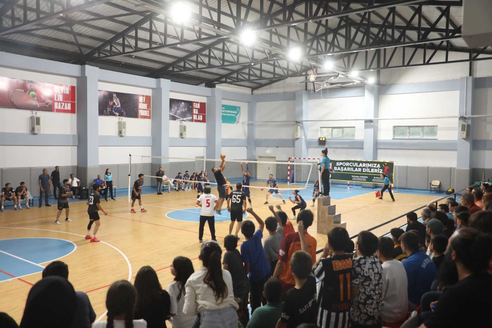 Van Gürpınar’da voleybol coşkusu: Finalde kupa heyecanı yaşandı