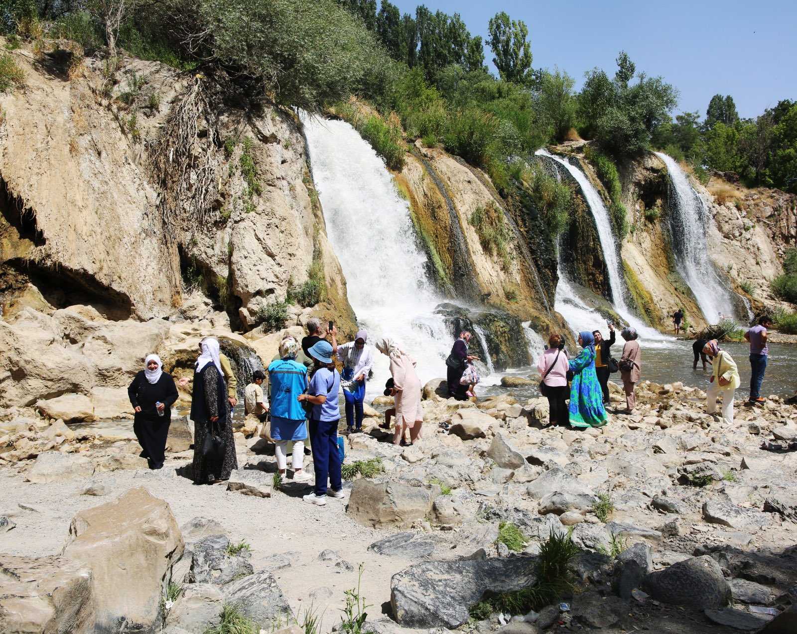 Van’da Yaşlı Bireyler Muradiye Şelalesini Gezdi