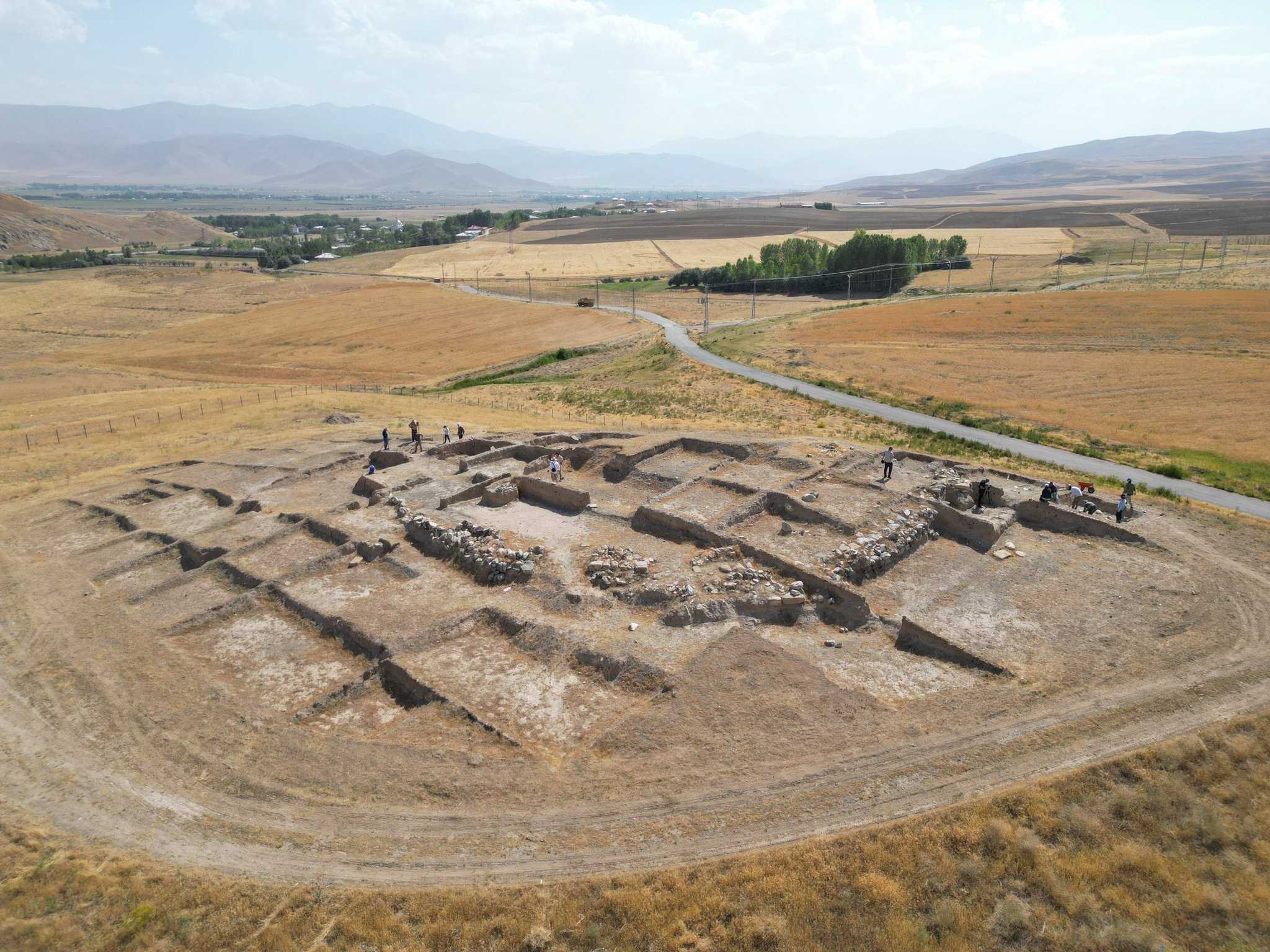 Urartu Medeniyetinin İzleri Gürpınar’da Gün Yüzüne Çıkıyor