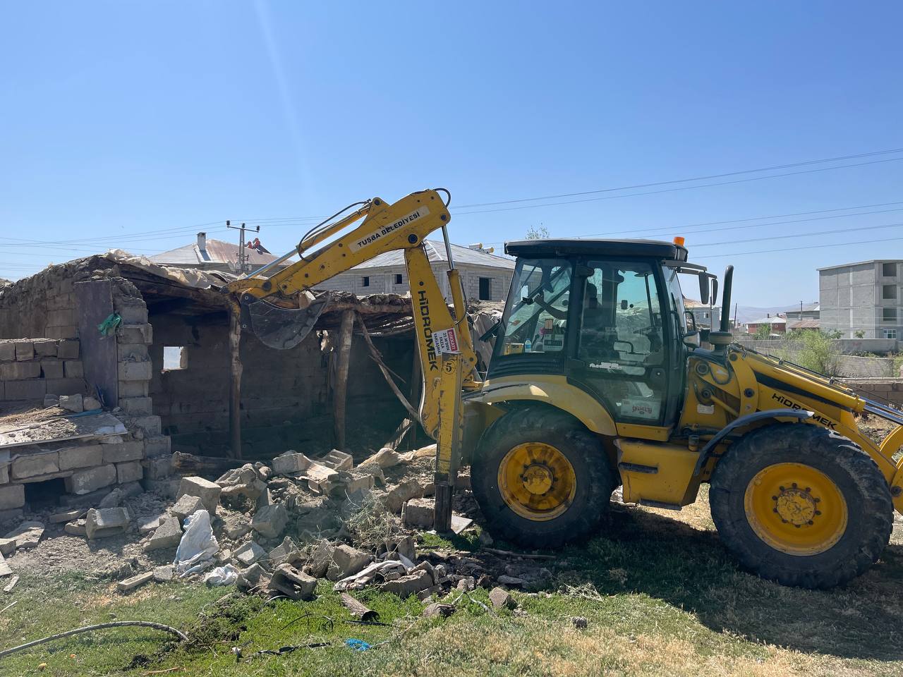 Tuşba’da Halk Sağlığını Tehdit Eden Ahırların Yıkımına Başlandı