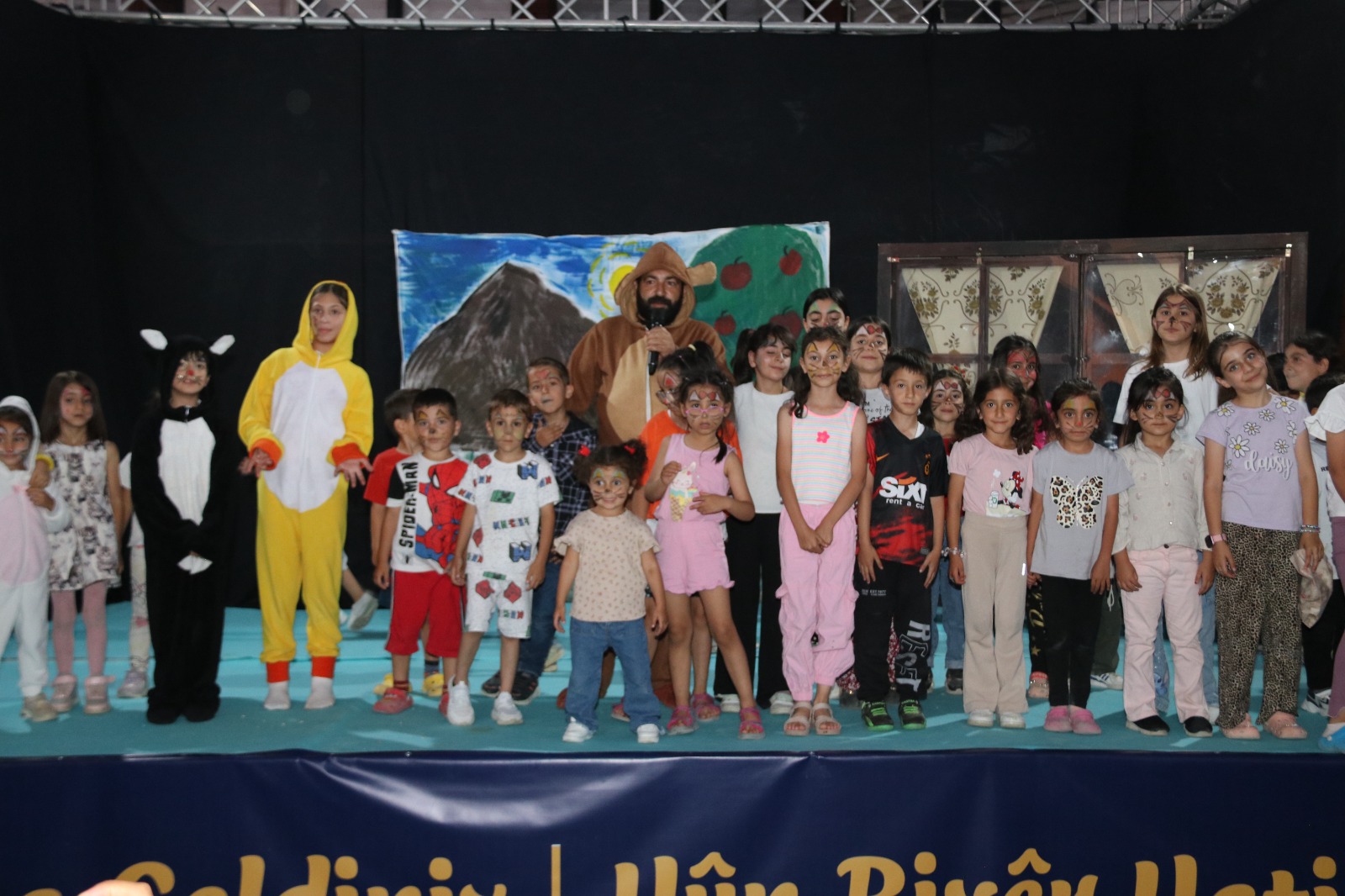 Edremit’te çocuklar Kürtçe tiyatro ile eğlendi