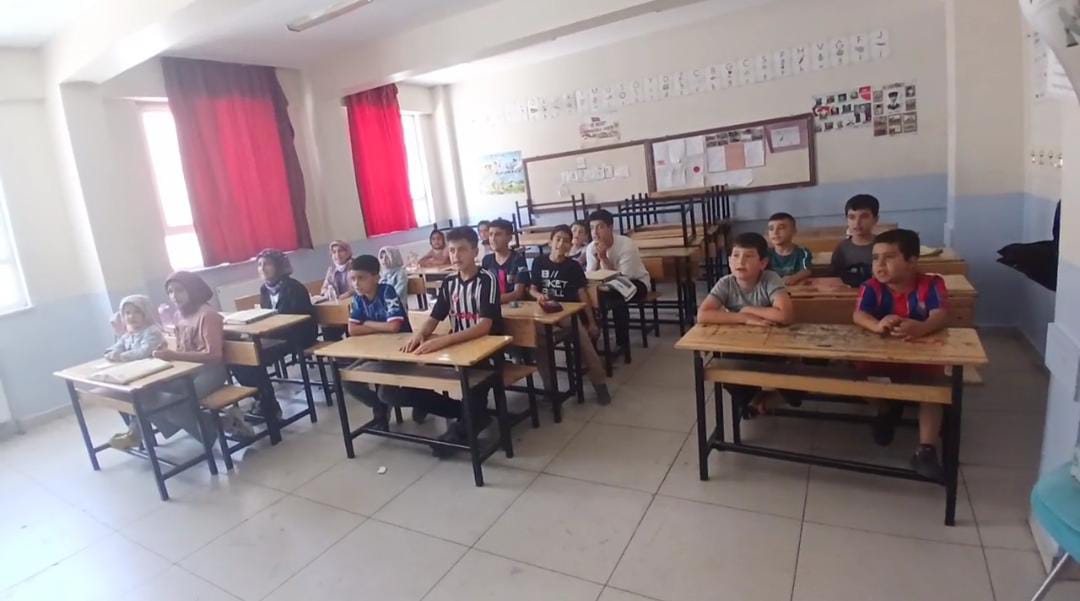 Vanlı Öğrencilerden Anlamlı Cuma Mesajı