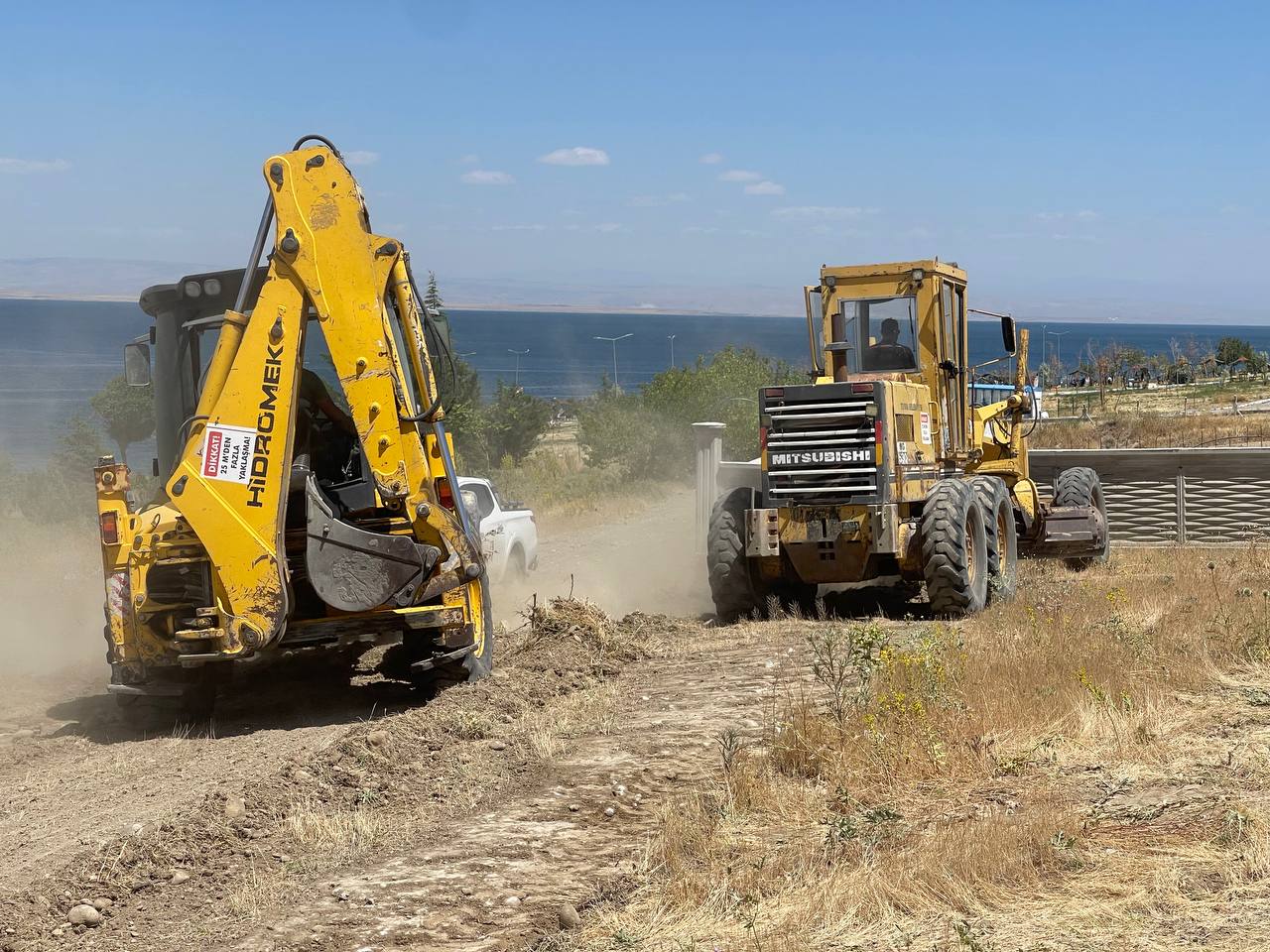 Tuşba Belediyesi “Sahiller Halkındır” Anlayışıyla Yol Açma ve Stabilize Çalışmalarına Başladı