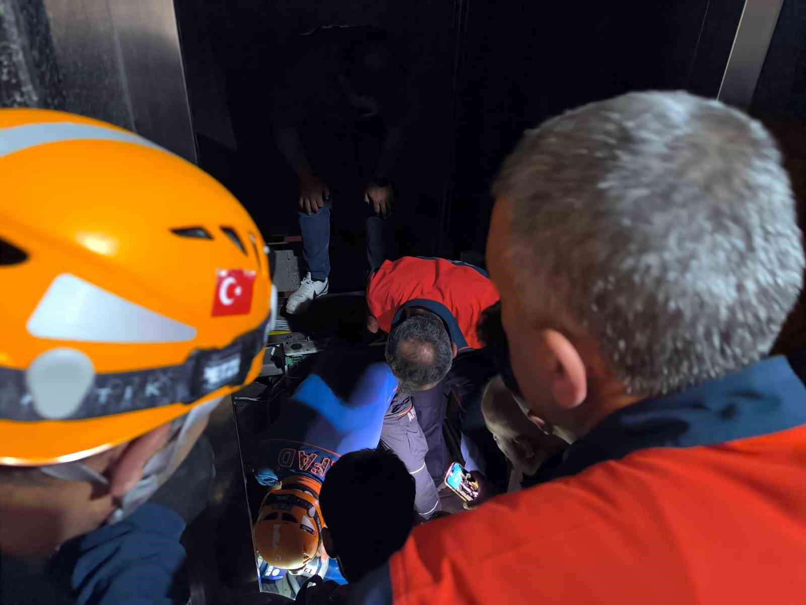 Van’da asansörde mahsur kalan 8 kişiyi AFAD kurtardı