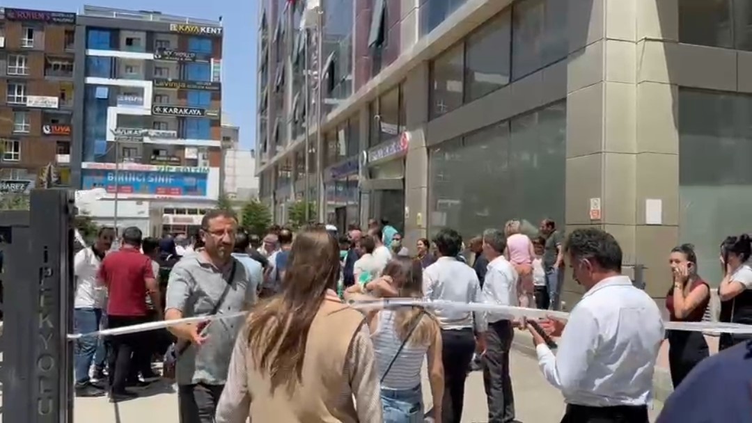 Van‘ın İpekyolu Belediyesi hizmet binasında yangın çıktı