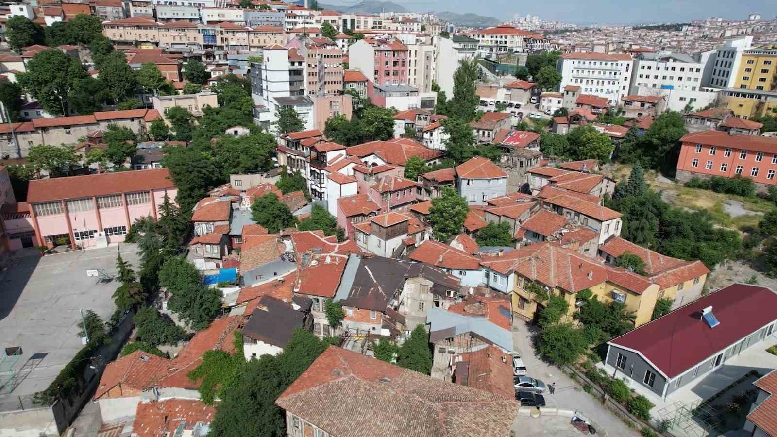 Bir dönemin parlayan mahallesi, bugün zamana direniyor