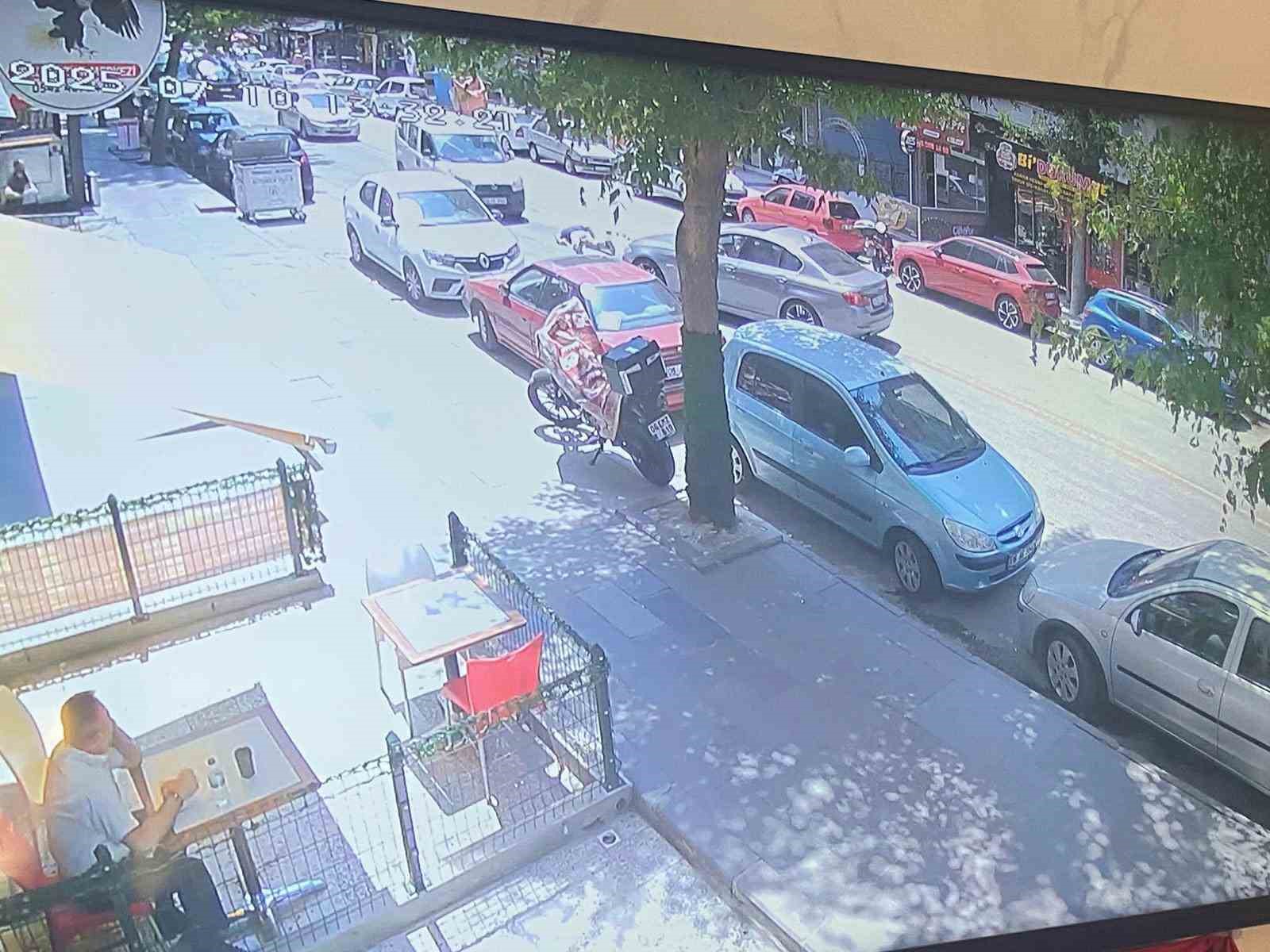 Ankara’da Karşıya Geçmek İsteyen Yayaya Otomobil Çarptı: Kaza Kamerada