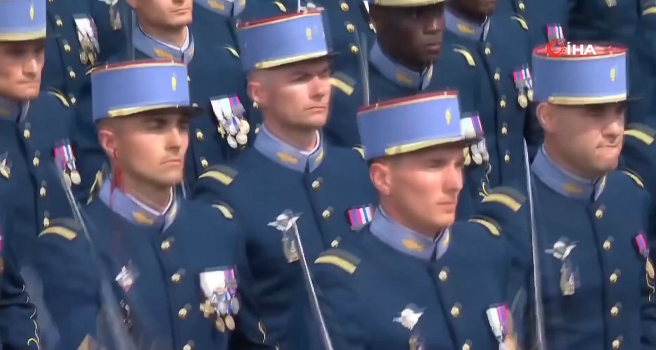Askeri öğrenci, geçit töreninde salladığı kılıçla kulağını kesti