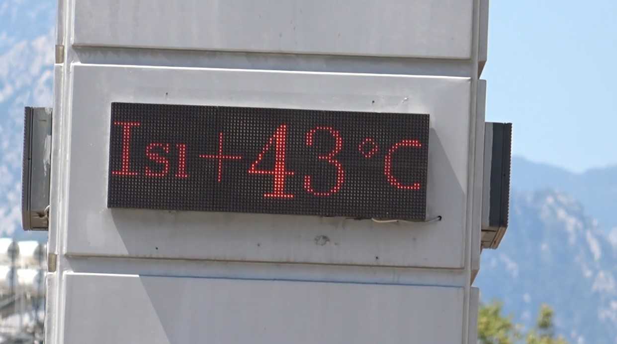 Antalya’da termometreler 43 dereceyi gördü, sahiller doldu