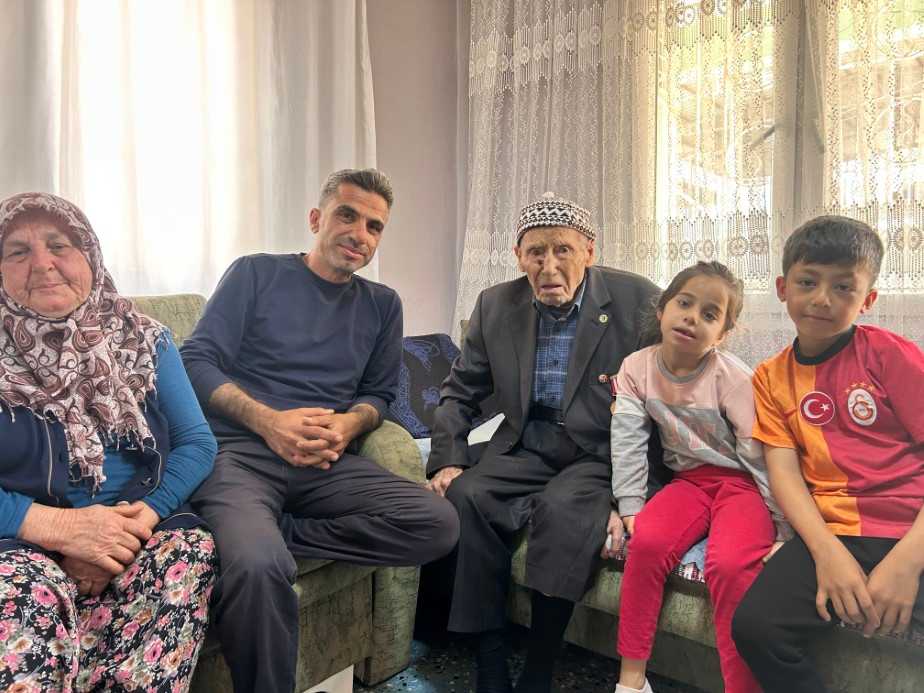 103 yaşındaki Kore gazisi torununun, torununu gördü