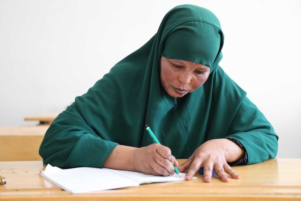 Kanser hastası annesi için 6 bin kilometre geldi: Türkçe kursuna yazıldı