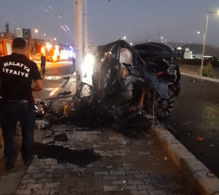 Tesla marka araç alev aldı: 2 kişi yanarak can verdi