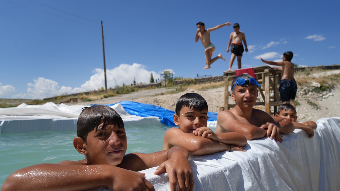 Sıcaktan bunalan Erzurumlulara nefes aldıran anlar!