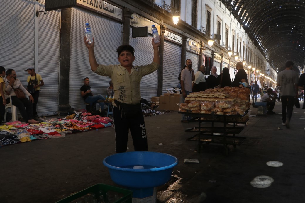Savaşın çocukları soğuk meşrubat satarak ailelerine destek oluyor