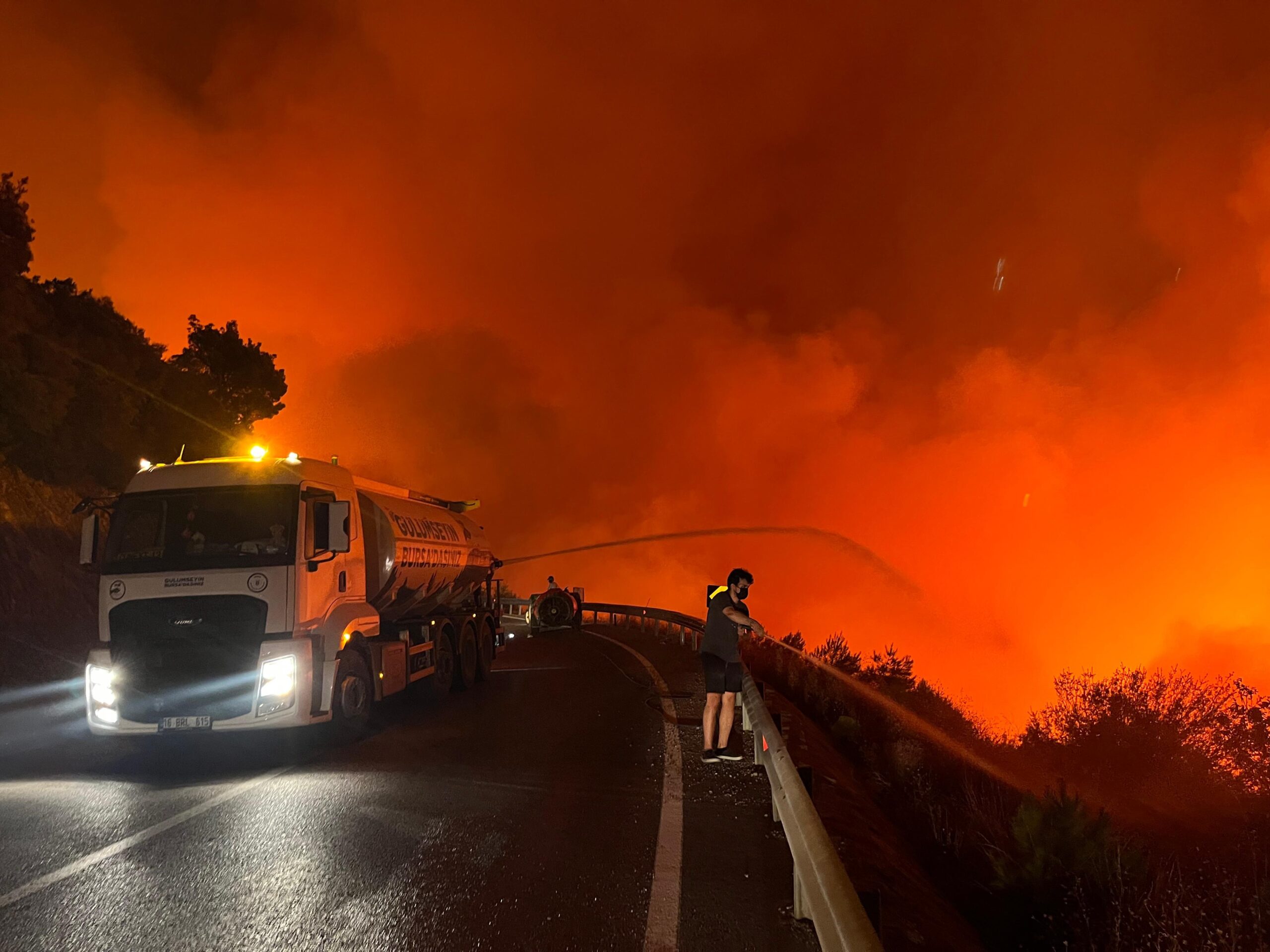 Bursa’da yangın: Alevler Karayoluna Ulaştı, Giriş-Çıkışlar Kapandı
