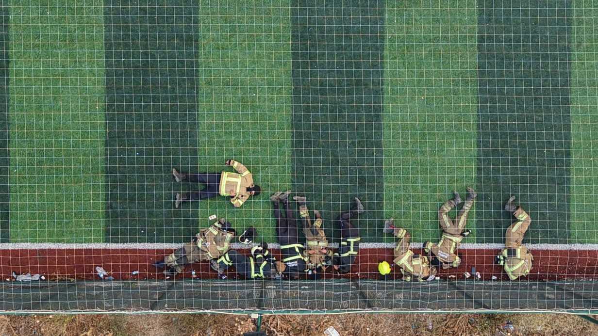 12 saat alevlerle mücade ettiler halı sahada böyle dinlendiler