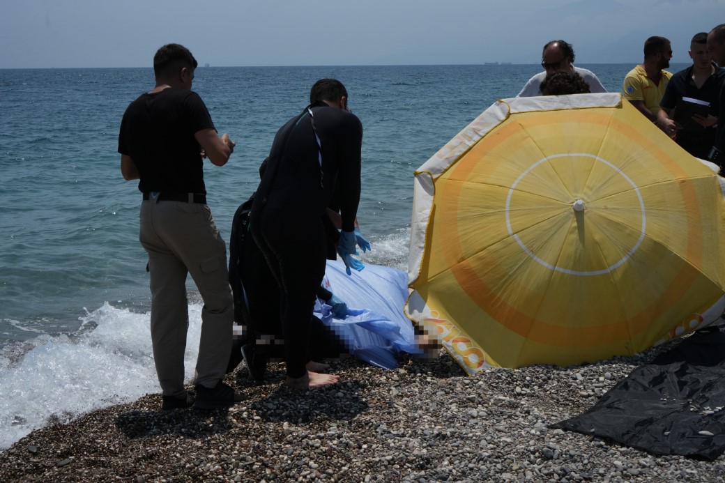 Konyaaltı Sahili’nde Kimliği Belirsiz Erkek Cesedi Bulundu