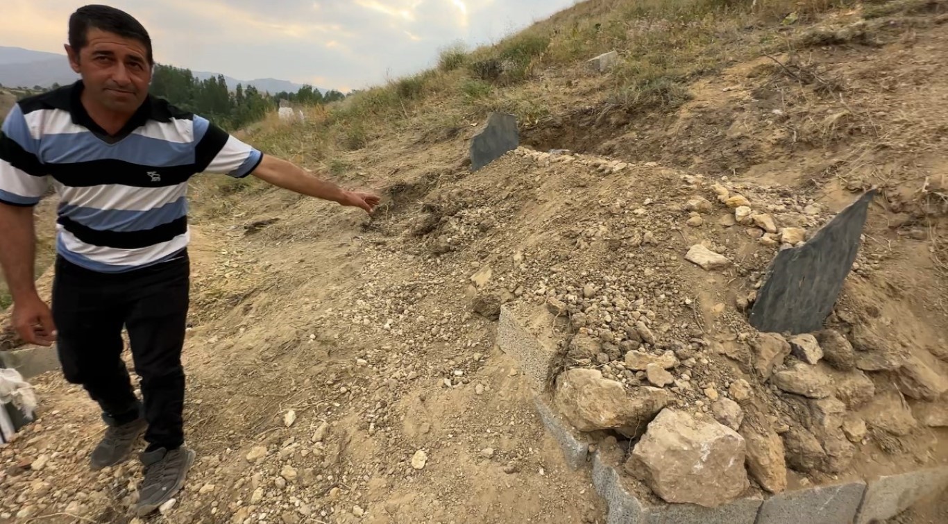 Sadakat nöbeti: Sahibinin mezarını terk etmiyor