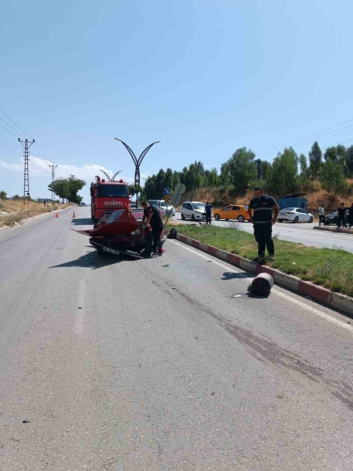 Otomobille kamyonet çarpıştı: 4 yaralı