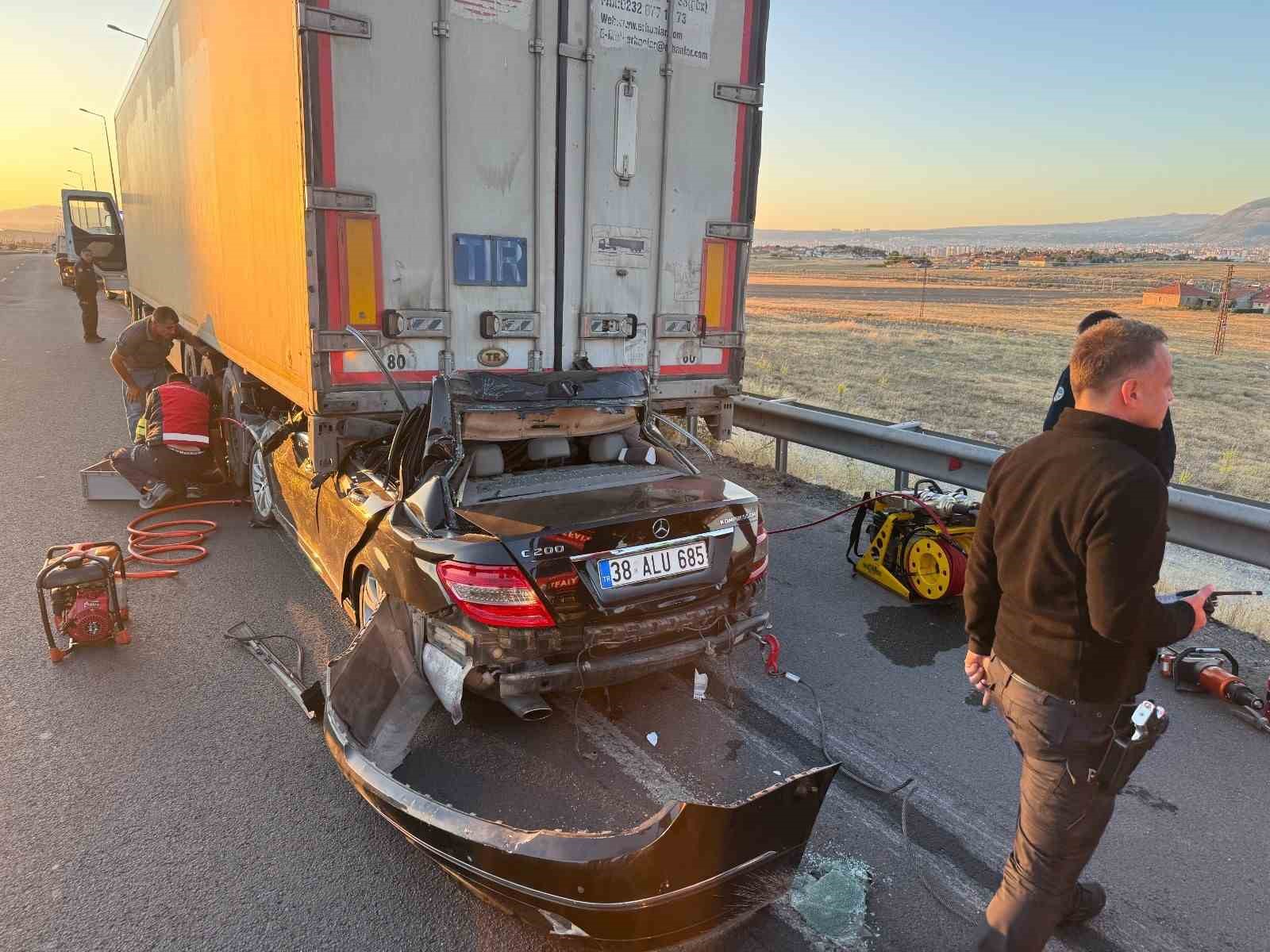 Kayseri’de otomobil tıra çarptı: 1 ölü