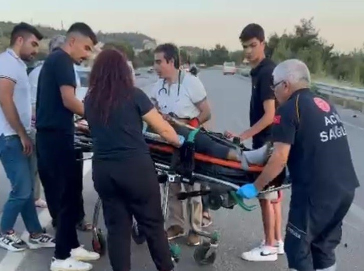 Bariyere Çarpan Gence İlk Müdahaleyi Yoldan Geçen Uzman Doktor Yaptı