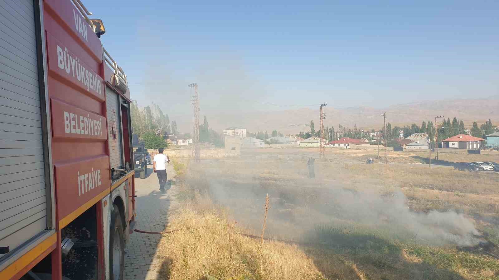 Başkale’de Anız Yangını Çıktı