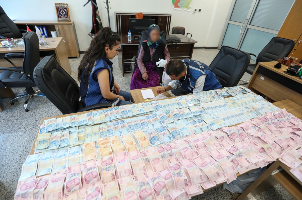 Van’da Dilencinin Üzerinden 75 Bin Lira Çıktı