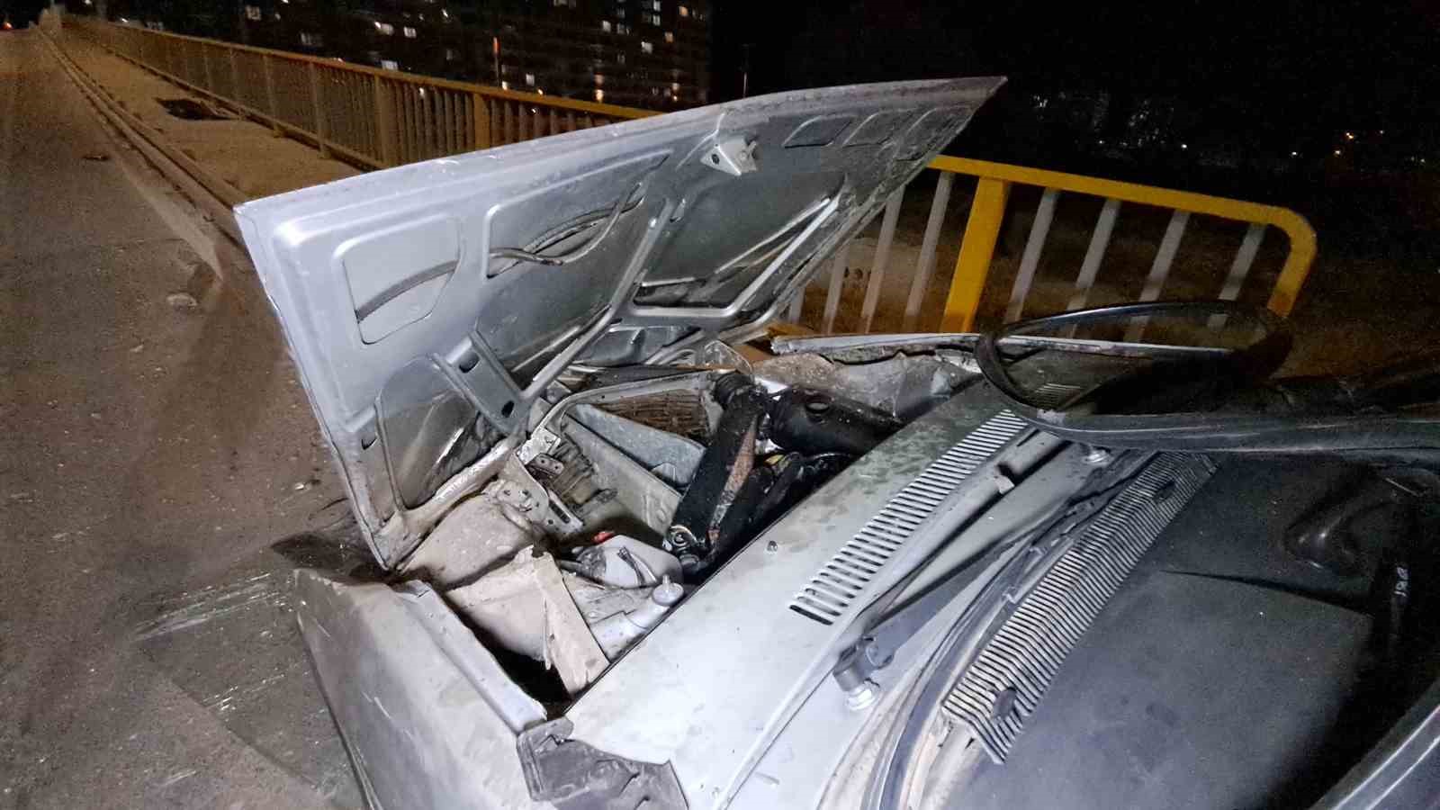 Karaman’da kontrolden çıkan otomobil bariyerlere saplandı