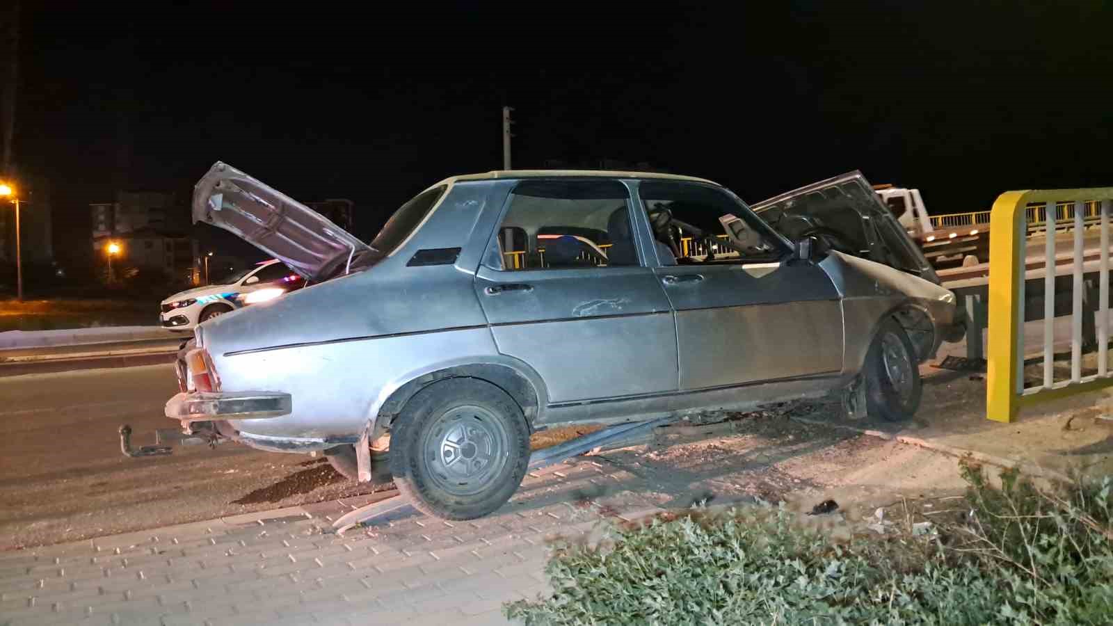 Karaman’da kontrolden çıkan otomobil bariyerlere saplandı