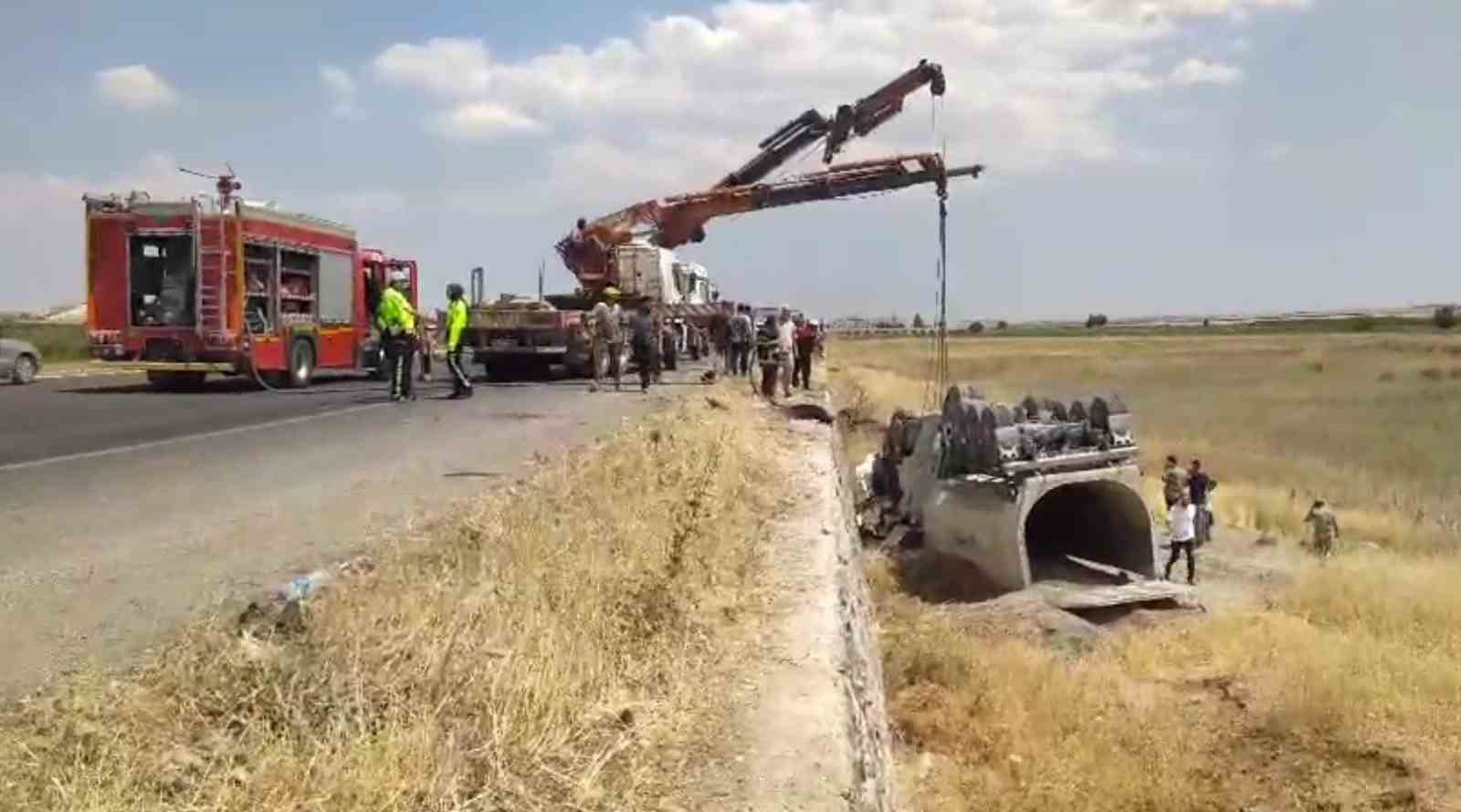 Şanlıurfa’da kum kamyonu şarampole devrildi: 2 yaralı