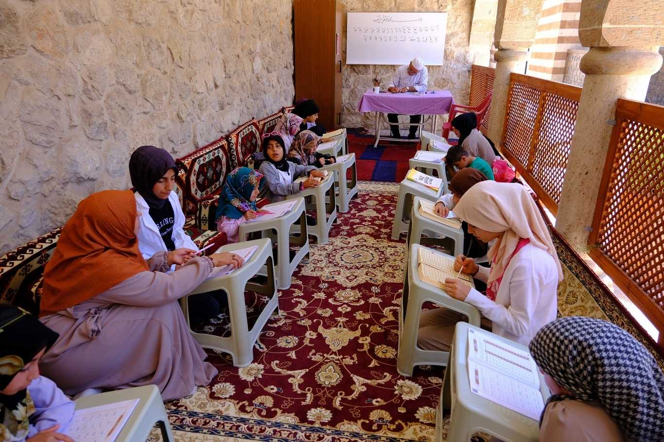 Van’da Tarihi Camide Kur’an’la Birlikte Hüsn-i Hat Eğitimi Veriliyor