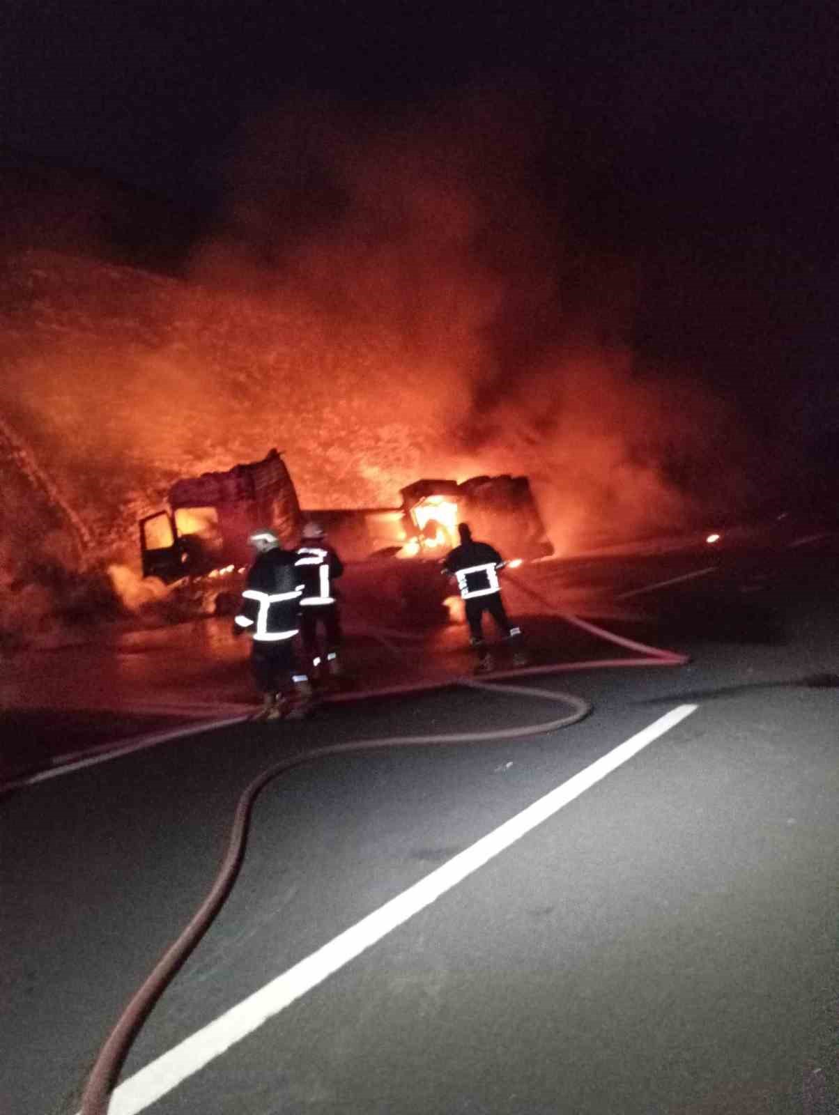 Devrilen akaryakıt tankeri yandı