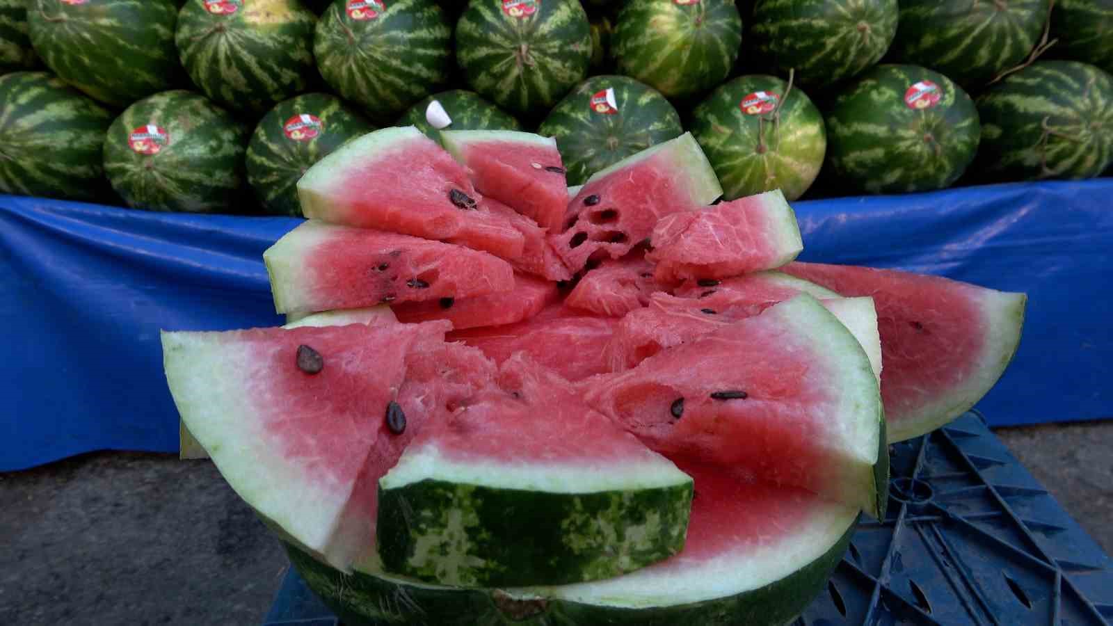Dikkat! Yıkanmadan Kesilen Karpuz “Salmonella” Riskini Artırıyor