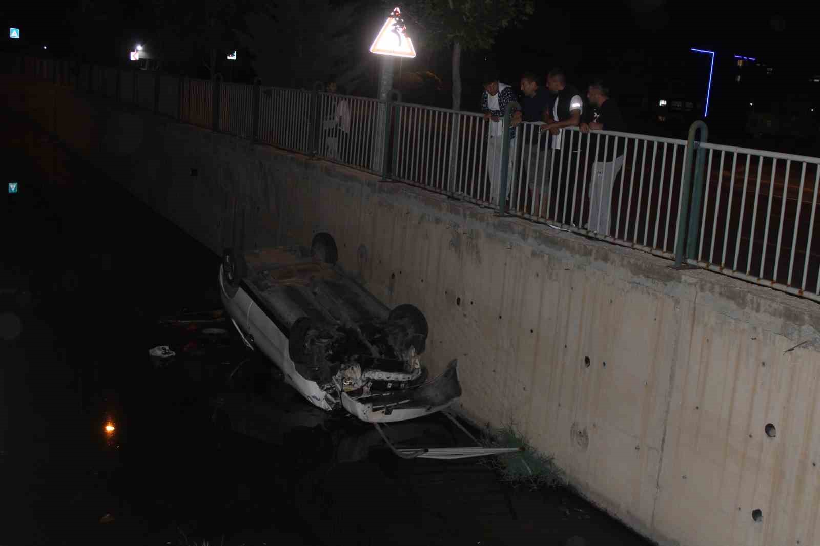 Direksiyon Hakimiyetini Kaybeden Sürücü Su Kanalına Düştü: 1 Yaralı