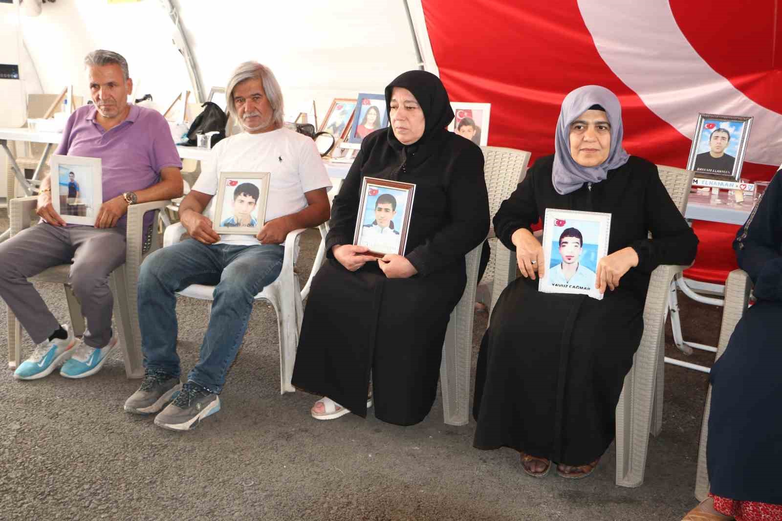 Diyarbakır anneleri terör örgütü PKK’nın silahları bırakmasını olumlu karşıladı